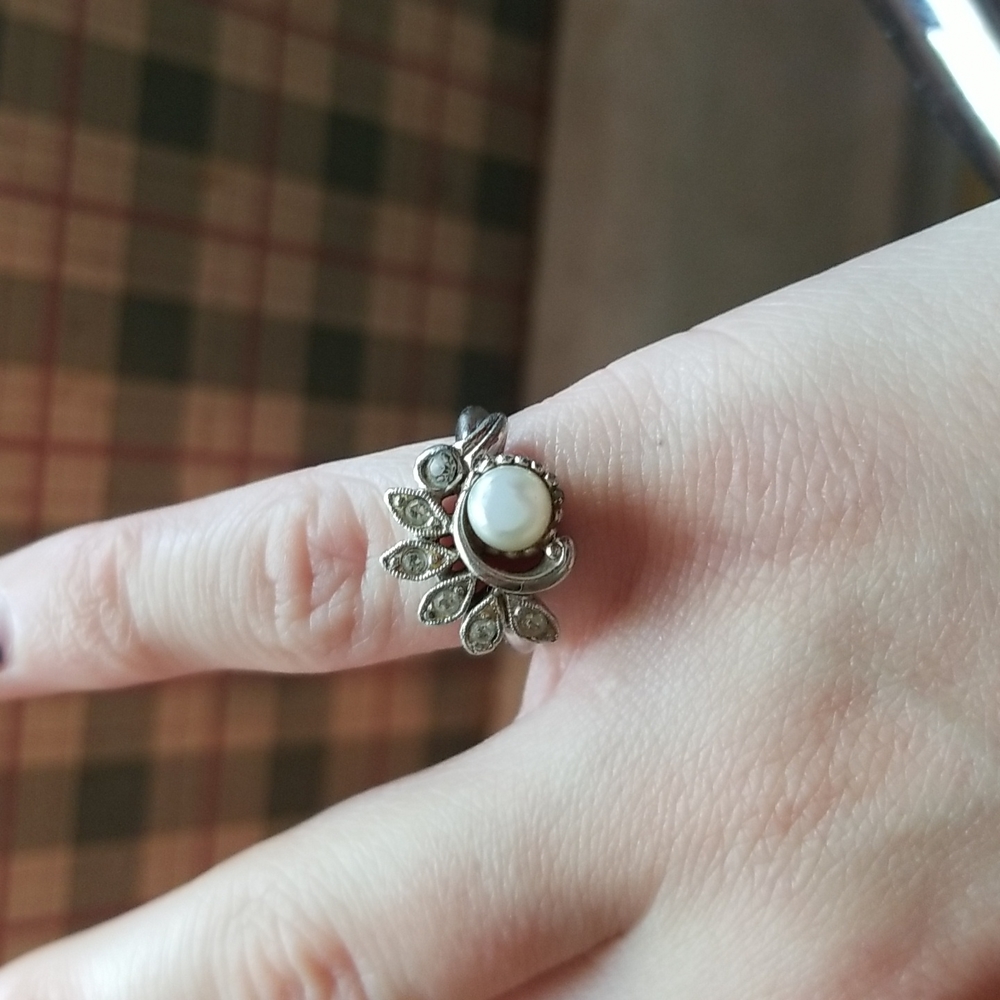 Donating 1/6/2024Vintage AVON faux pearl and rhinestone ring